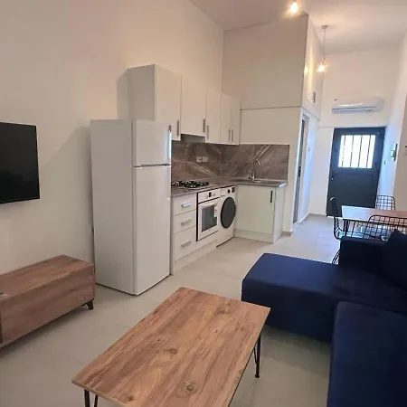 Girne Karmi De Yeni Esyali Muestakil Daireler *