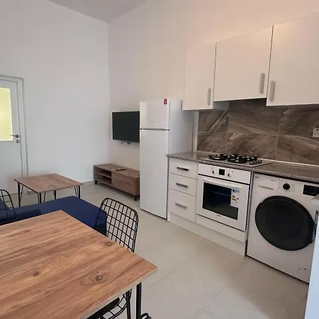 Girne Karmi De Yeni Esyali Muestakil Daireler